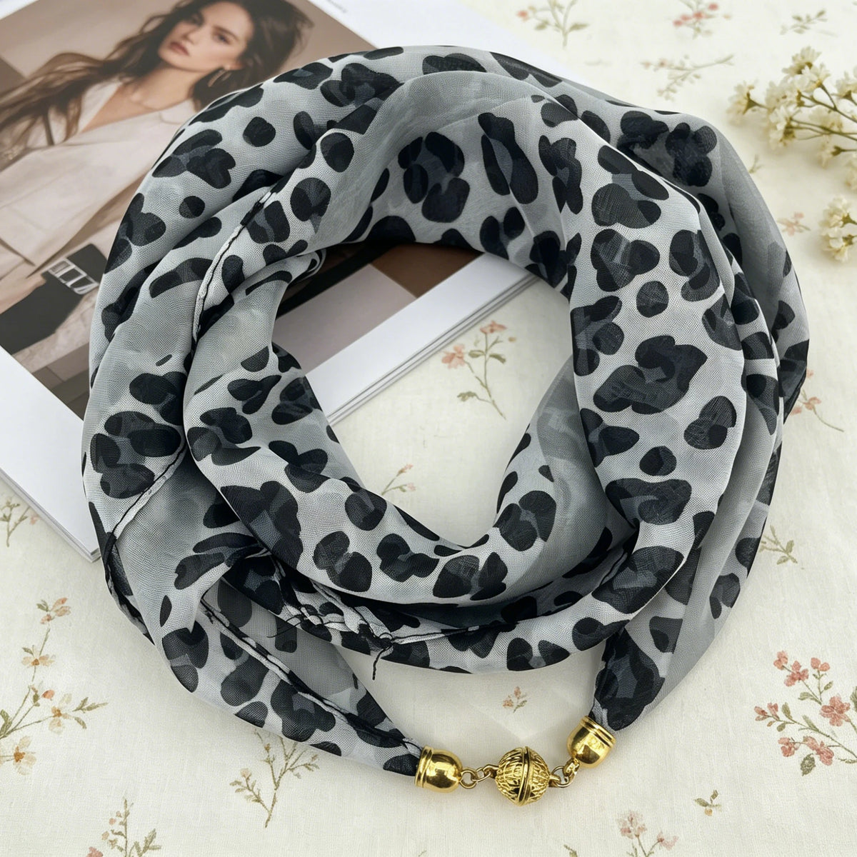 Foulard en Mousseline à Motifs Léopard Femme 60CM– Fermeture à Boucle Magnétique