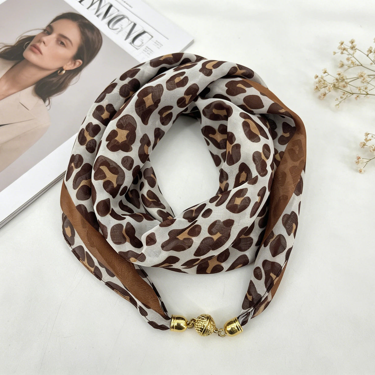 Foulard en Mousseline à Motifs Léopard Femme 60CM– Fermeture à Boucle Magnétique