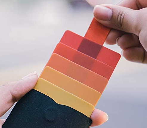 Porte-cartes avec tirette colorée